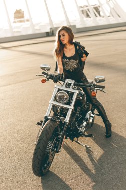Kız bir motosiklet