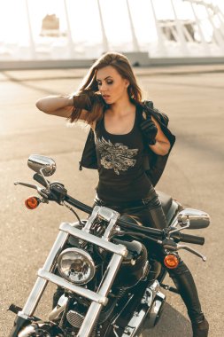 Kız bir motosiklet