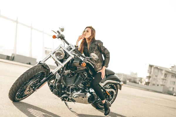 Mädchen auf einem Motorrad — Stockfoto