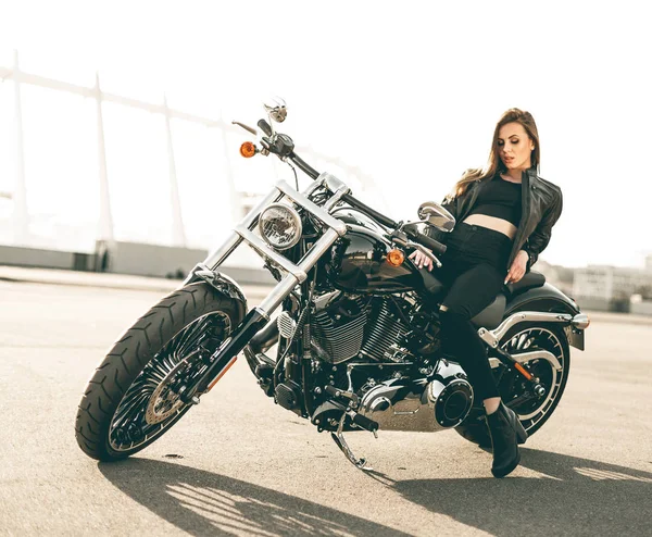 Menina em uma motocicleta — Fotografia de Stock