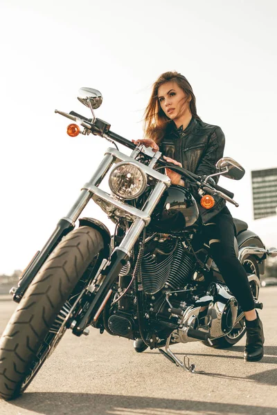 Дівчина на мотоциклі — стокове фото