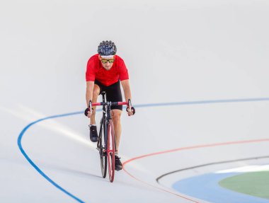 Bisikletçi velodrome açık yarış