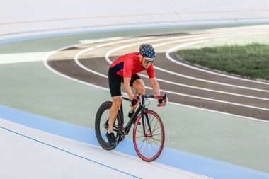 Bisikletçi velodrome açık yarış