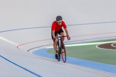 Bir velodrome üzerinde genç profesyonel bisikletçi