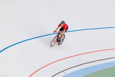 Bir velodrome üzerinde genç profesyonel bisikletçi