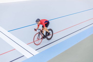 Bisikletçi velodrome üzerinde tamamlandıktan