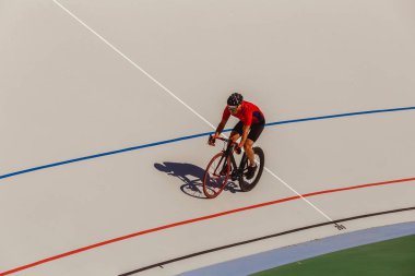 Bisikletçi velodrome açık yarış