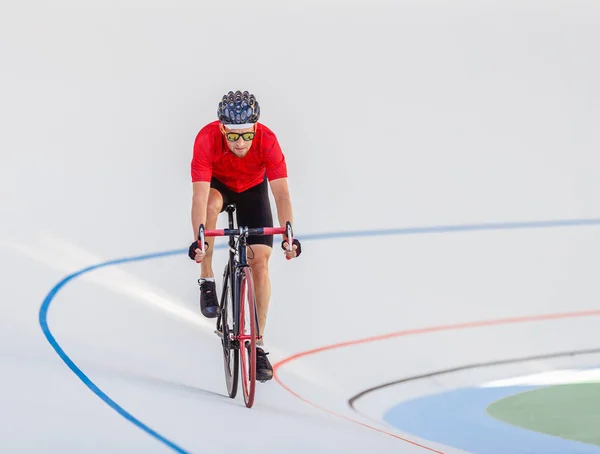 Велогонщик на велодроме под открытым небом — стоковое фото