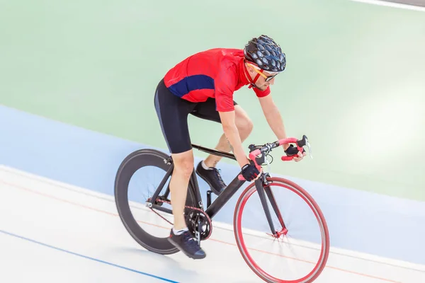 Aktiver Mann auf weißem Velodrom — Stockfoto