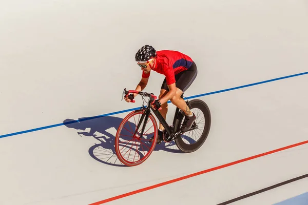 Aktiver Mann auf weißem Velodrom — Stockfoto