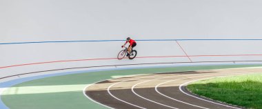 Bir velodrome üzerinde genç profesyonel bisikletçi