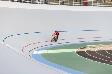 Bir velodrome üzerinde genç profesyonel bisikletçi
