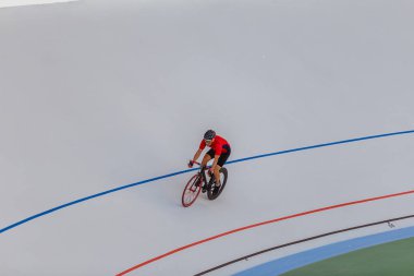 Bir velodrome üzerinde genç profesyonel bisikletçi