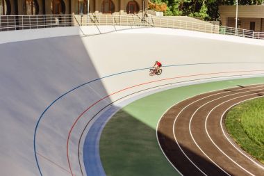Bir velodrome üzerinde genç profesyonel bisikletçi