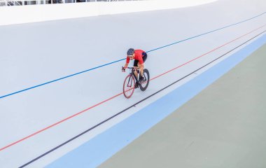 Bisikletçi velodrome açık yarış