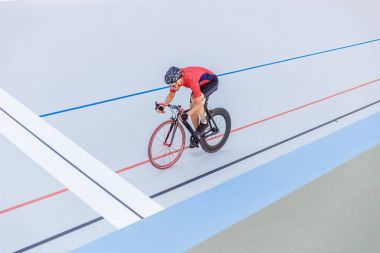 Bisikletçi velodrome üzerinde tamamlandıktan