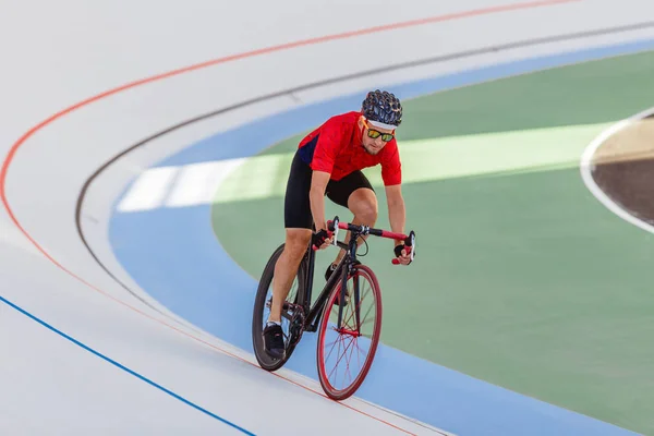 Aktiver Mann auf weißem Velodrom — Stockfoto