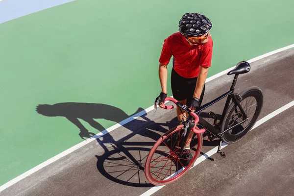 Sportler mit schwarzem Fahrrad am Velodrom — Stockfoto