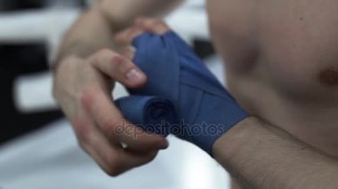 Mavi el şal daha önce mücadele eğitim ile elleri erkek boxer sarar