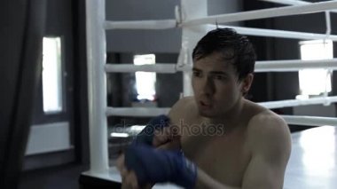 Erkek boxer eğitim kum torbası boks jimnastik salonu