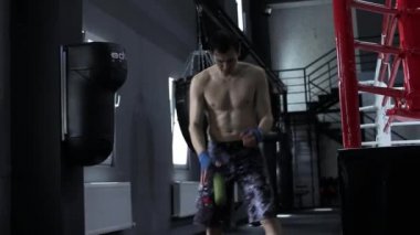 Bir tenis topu ile erkek boxer trenler koordinasyon
