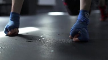 Genç yakın kaslı sporcu şınav yapıyor