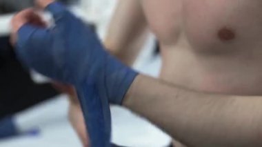 Adam boksör bandaj eline kavgadan sonra kaldırır