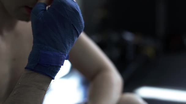 Zbliżenie dłoni mężczyzna boksera z bandaże bokserskie niebieski — Wideo stockowe