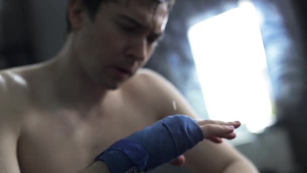 Primeros planos mano masculina de boxeador con vendajes de boxeo azul — Vídeo de stock