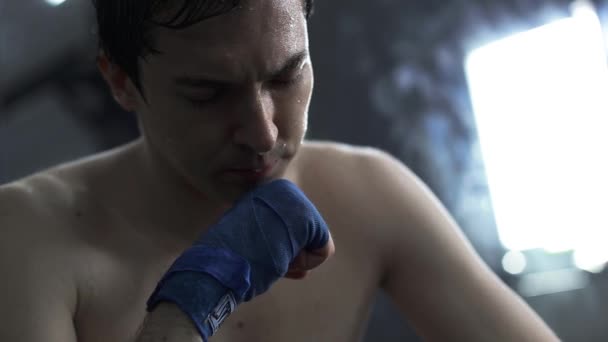 Zbliżenie dłoni mężczyzna boksera z bandaże bokserskie niebieski — Wideo stockowe