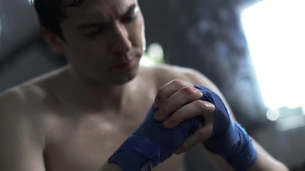 Primeros planos mano masculina de boxeador con vendajes de boxeo azul — Vídeos de Stock