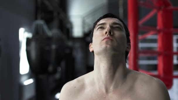 Retrato hombre guapo boxeador después de entrenar sudor — Vídeos de Stock