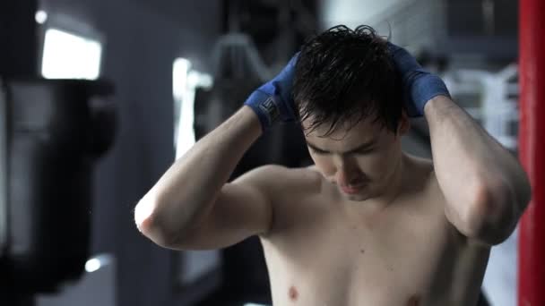 Portrét pohledný muž boxer po školení pot — Stock video