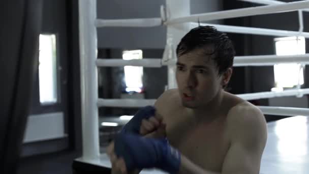 Bărbat boxer de formare sac de perforare în sala de sport de box — Videoclip de stoc