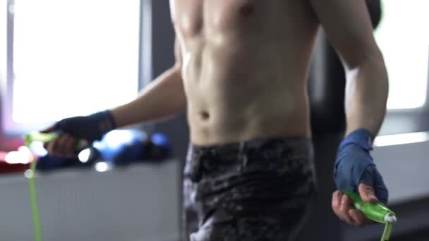 Přeskočení muž trénink v tělocvičně zacvičit — Stock video