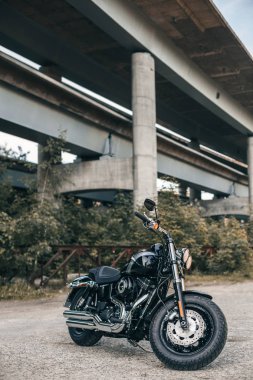Şehir kentsel köprü arka plan üzerinde modern motosiklet
