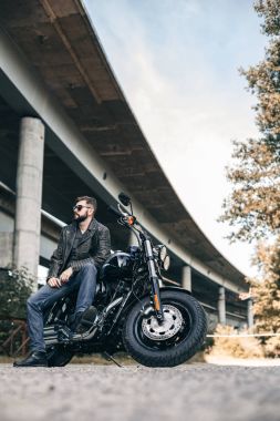 Adam koltuğa motosiklet şehir köprüsü üzerinde