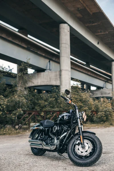 Современный мотоцикл на фоне городского моста — стоковое фото