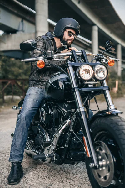 Портрет красивого байкера, сидящего на мотоцикле — стоковое фото