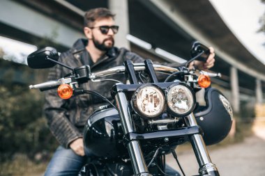 Yakışıklı bir erkek motorcu ve gözlük portre