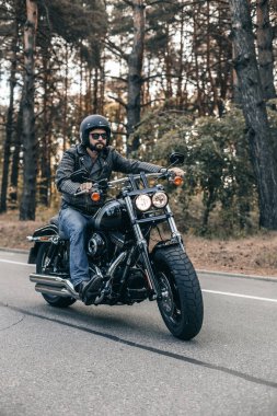 Motosiklet binme özgürlük yolu üzerinde