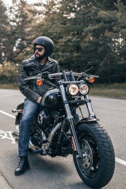 güneş gözlüğü ve deri ceket yolda motorcu