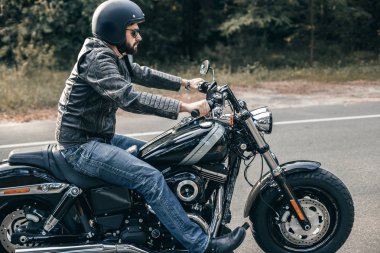Motosiklet sürücü içinde güzel gün batımı sürüş önden görünümü