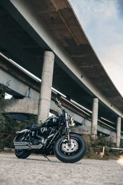Мотоцикл на порожній дорозі біля мосту — стокове фото