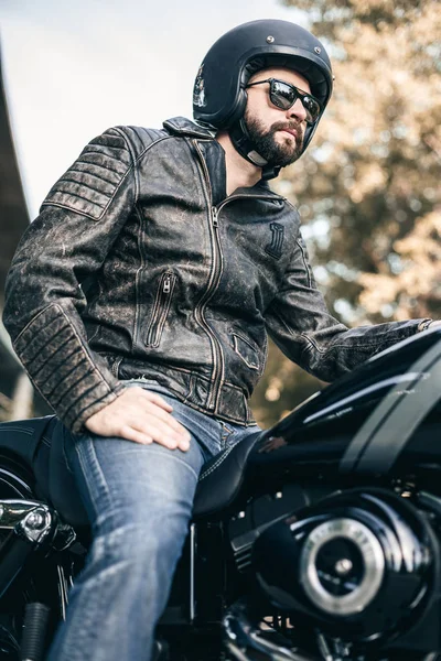 Красивый всадник с бородой в черном байкерском пиджаке — стоковое фото