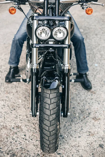 Вид сверху на мотоциклетную фару — стоковое фото