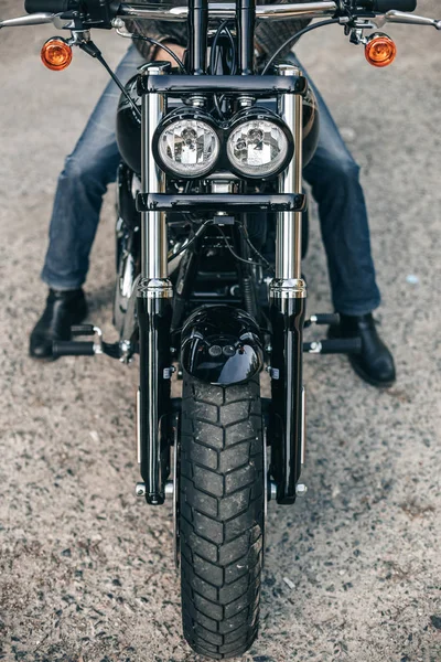Farol de motocicleta e homem vestindo jeans em moto — Fotografia de Stock