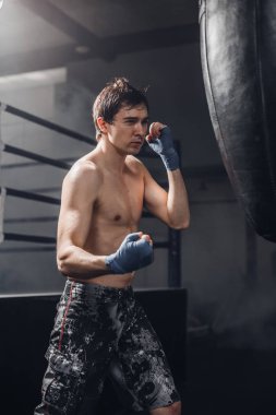 Kaslı savaşçı hazırlamak bazı başladı kum torbası ile uygulamak için