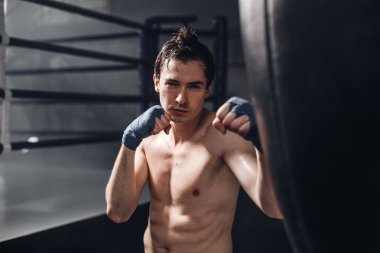 Portarait genç boksör insanın boks kum torbası ile tamamladı