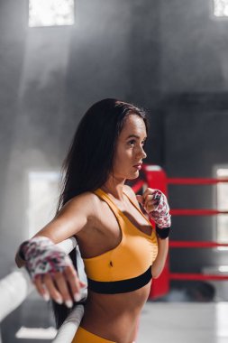 Genç fitness halkası üzerinde güzel esmer kız